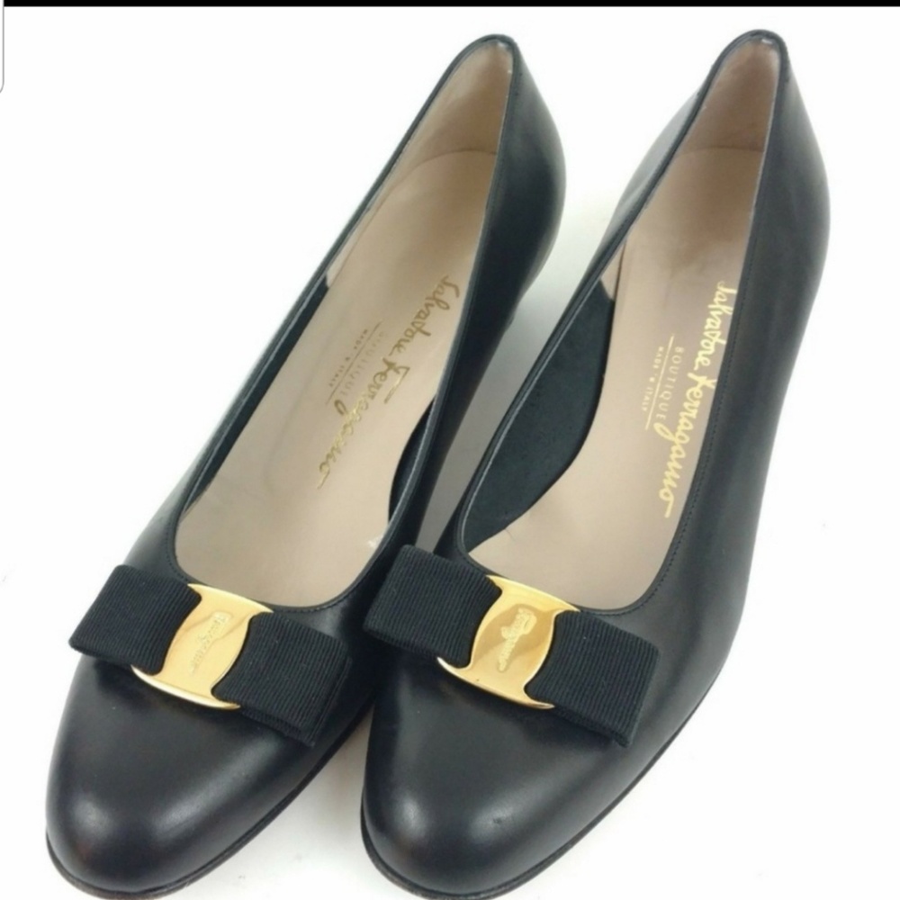 Salvatore ferragamo women flat leather shoes 9.5AA